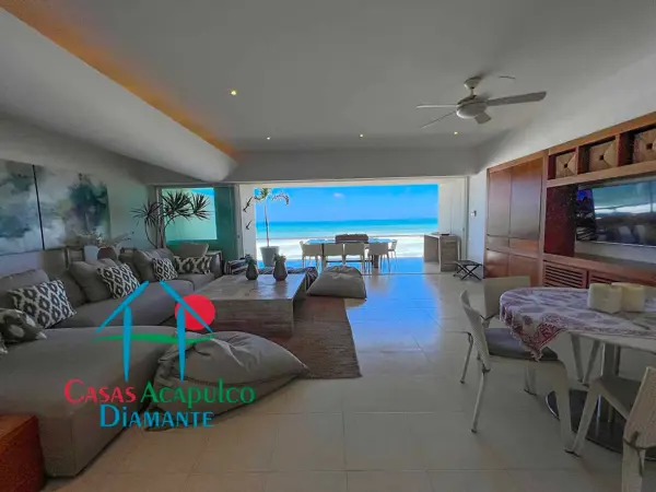 Depa en exclusivo edificio de Playa Diamante. Con terraza y vista al mar