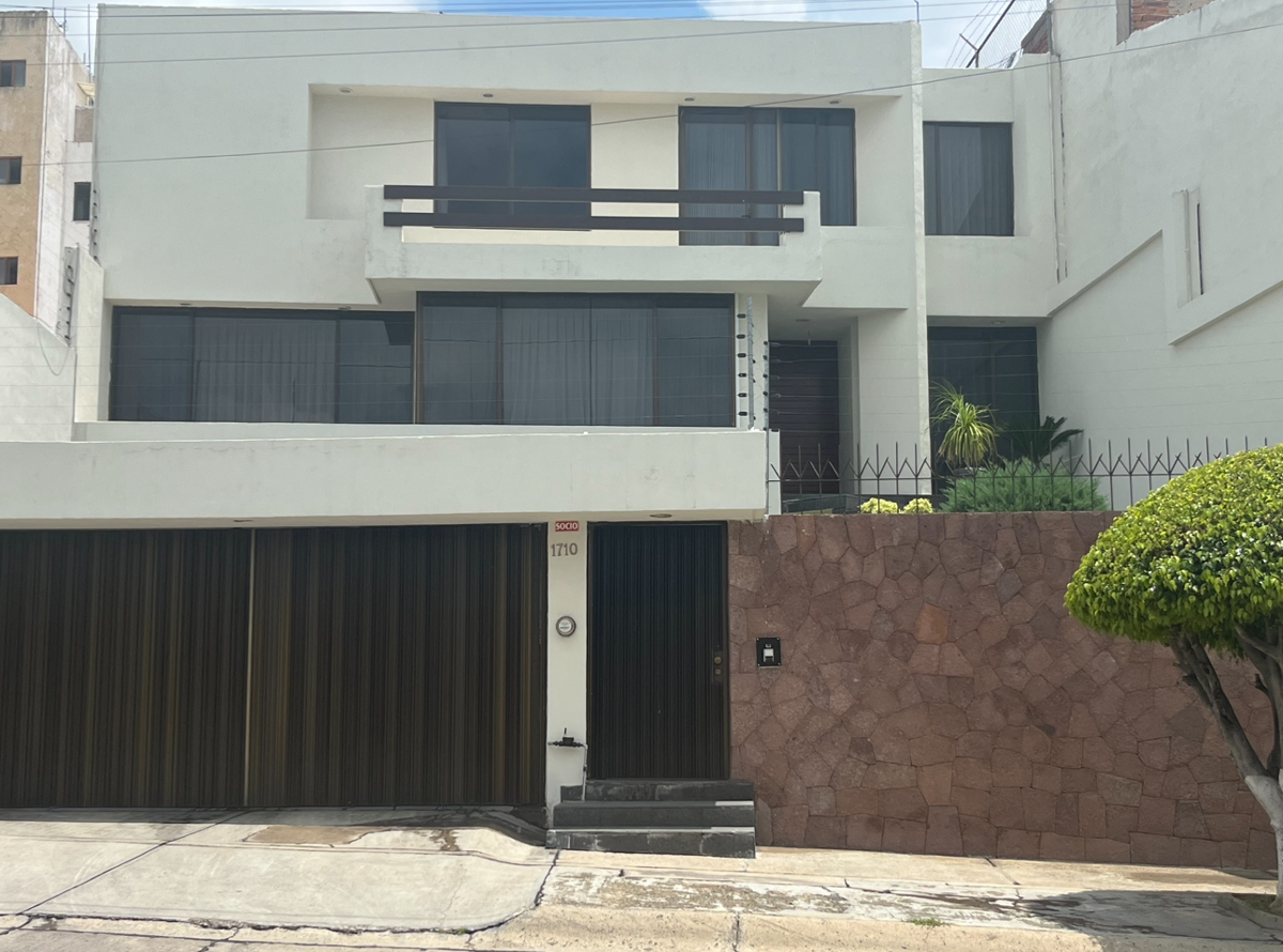 Casa en venta en Arbide, León — foto 1 de 13