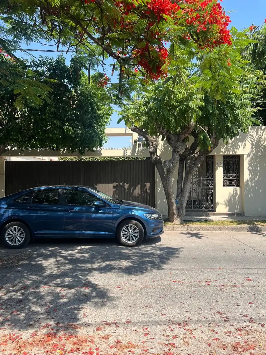 Casa en venta en Jardines del Moral, León — foto 1 de 27