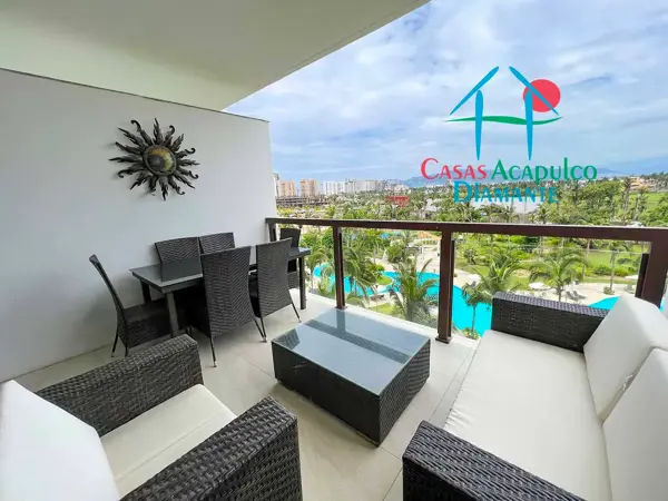 Departamento en condominio de playa con terraza y vista a las albercas