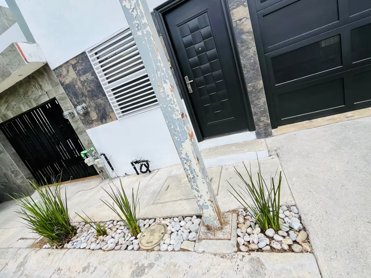 Casa en venta en Las Lomas, García — foto 1 de 24