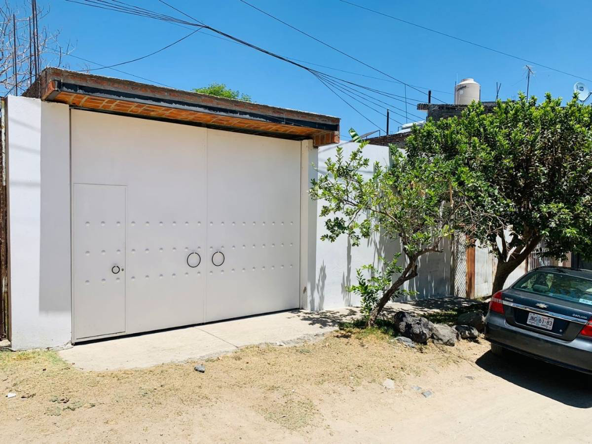 Casa en venta en La Venta del Astillero, Zapopan — foto 1 de 25