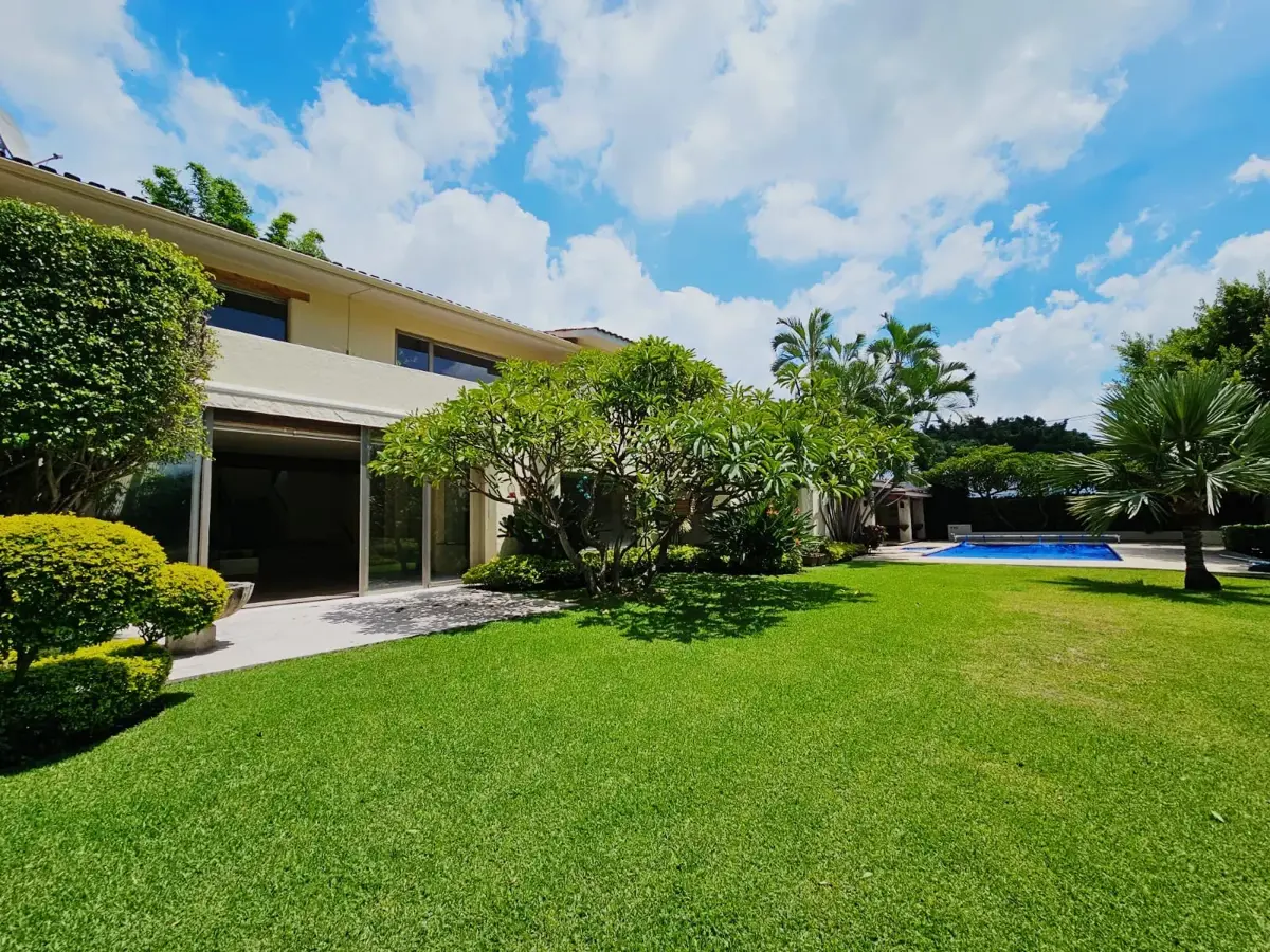 Casa en venta en Club de golf Tabachines, Cuernavaca — foto 1 de 23