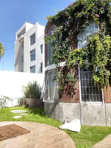 Renta casa amplia para oficinas. Col. Santa Cruz Buenavista. Camino Real y Blvd Atlixco
