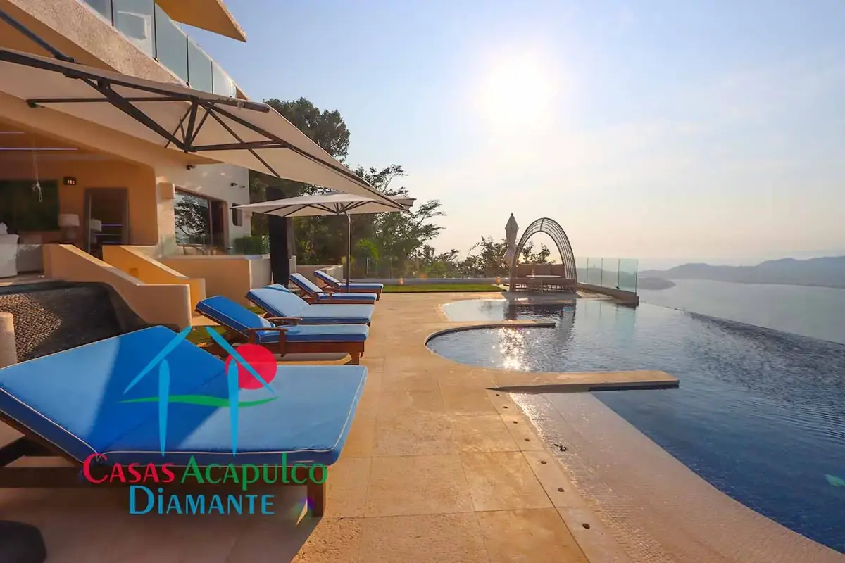 Casa de lujo en renta vacacional con 8 recámaras, terraza con alberca y vista a la bahía Casa de lujo en renta vacacional con 8 recámaras, terraza con alberca y vista a la bahía