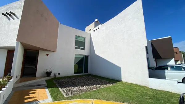 Renta casa amueblada en Fracc. con área verde. Residencial del Bosque. Plaza San Diego. Cholula