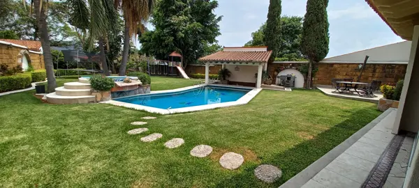 Casa en venta en Tamoanchan, Jiutepec, con amplio jardín y alberca