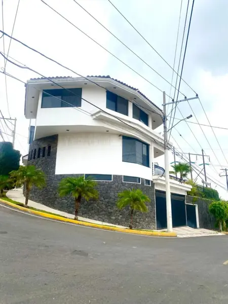 Hermosa Residencia en Venta en Loma Dorada