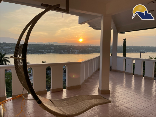 Casa con espectácular vista hacia el Lago de Tequesquitengo