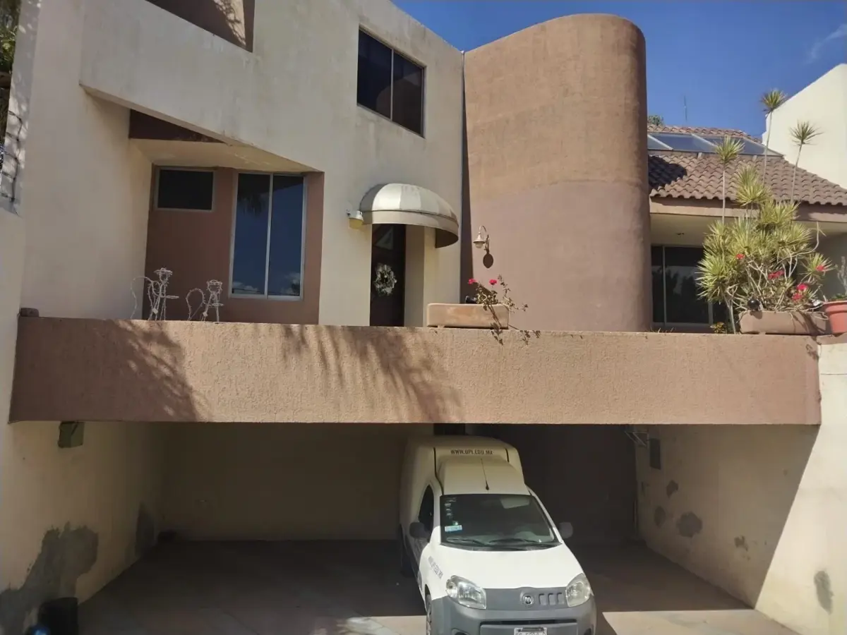Casa en venta en Villas de Irapuato, Irapuato — foto 1 de 18
