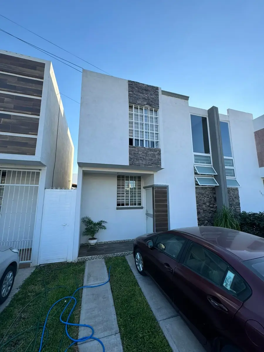 Casa en venta en Vista Bugambilias, Villa de Álvarez — foto 1 de 27