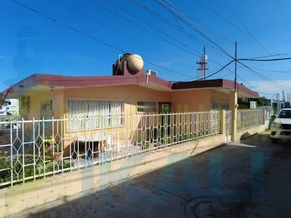 Casa en venta en Túxpam de Rodríguez Cano Centro, Tuxpan — foto 1 de 10