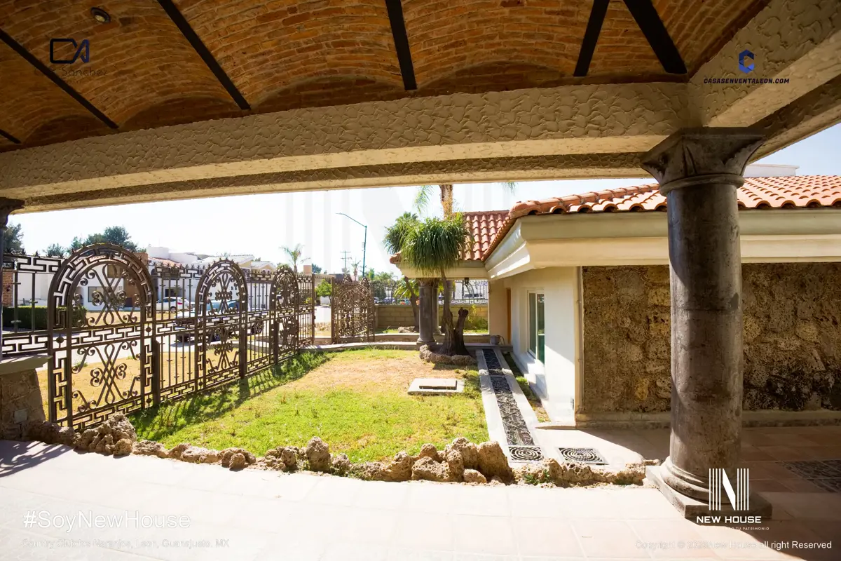 Casa en venta en Los Naranjos, León — foto 1 de 28
