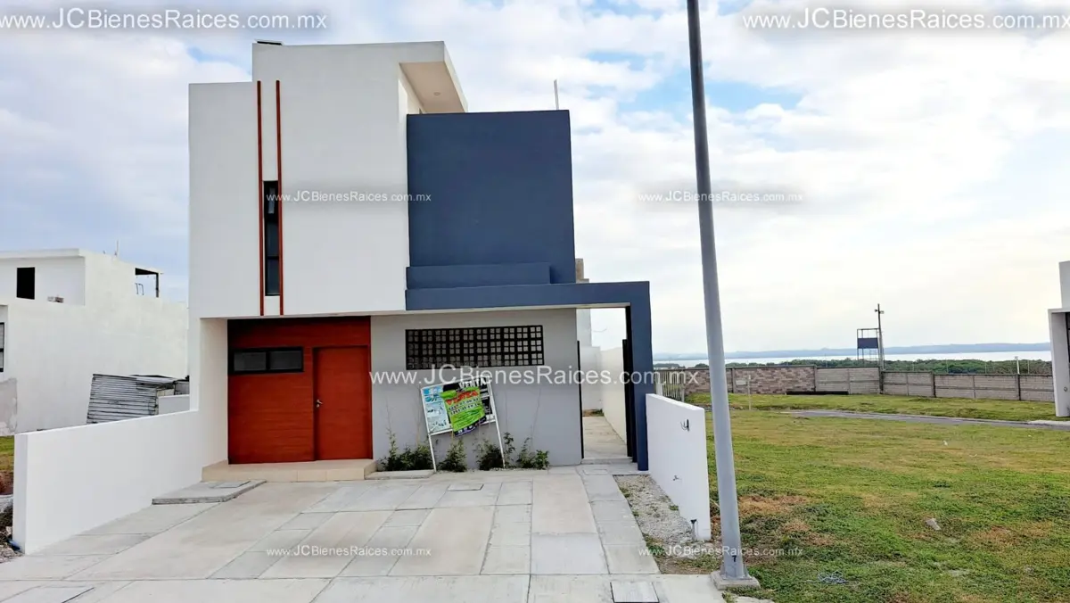 Casa en venta en Lomas de la Rioja, Alvarado — foto 1 de 16