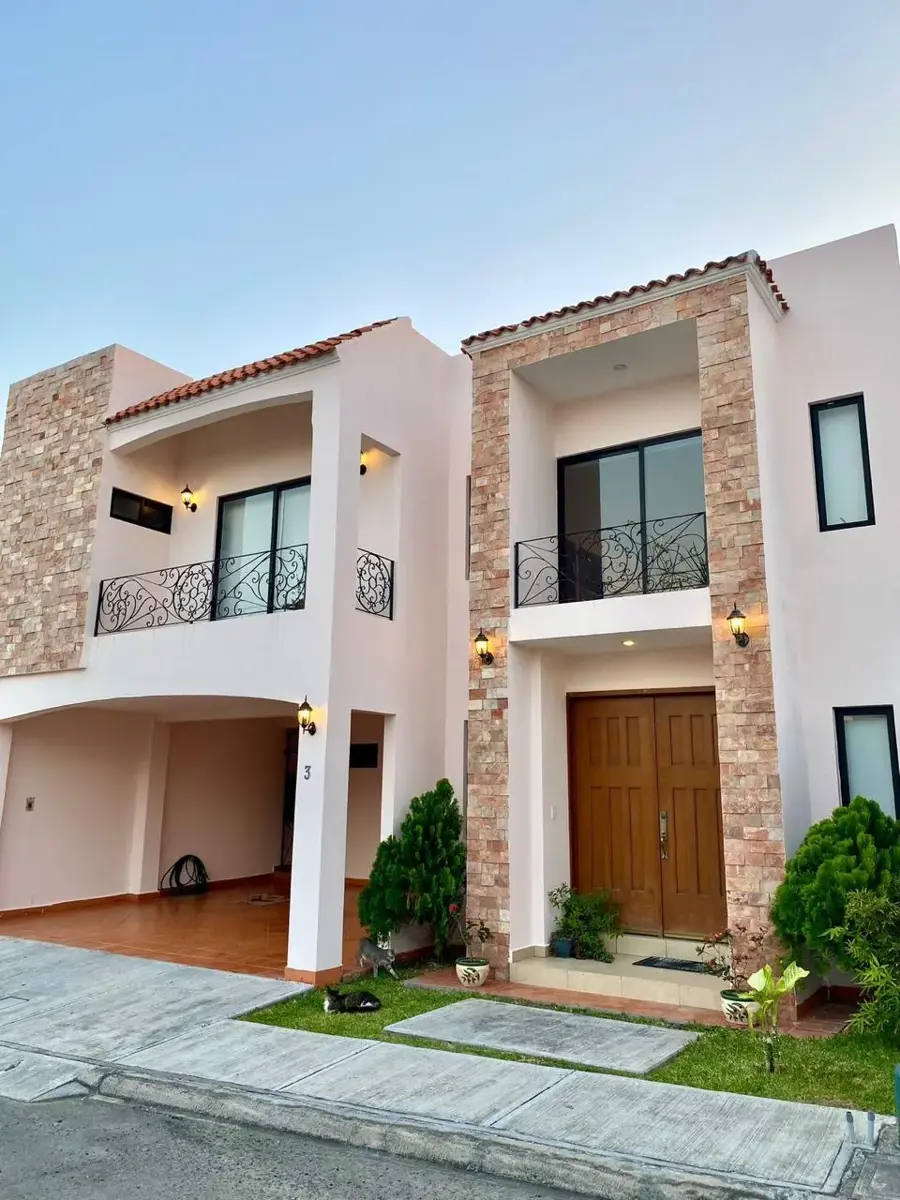 Casa en renta en Lomas de la Rioja, Alvarado — foto 1 de 16