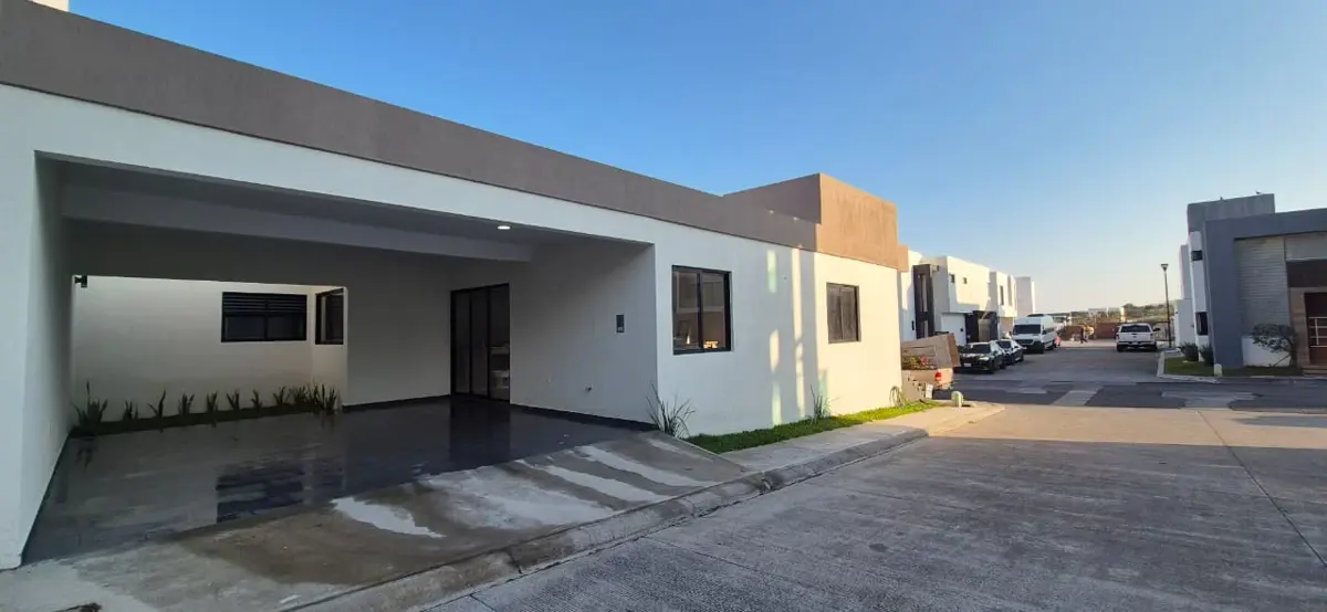 Casa en venta en Las Lomas Residencial, Alvarado — foto 1 de 13