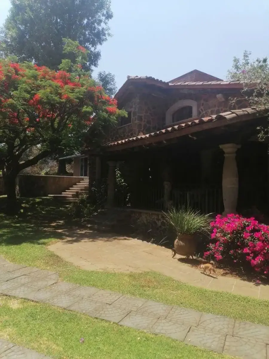 Casa en venta en Jardines de Ahuatepec, Cuernavaca — foto 1 de 35