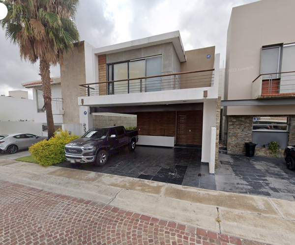 Casa en Venta con Jardín y Amplias Habitaciones en Cumbres del Lago, Querétaro