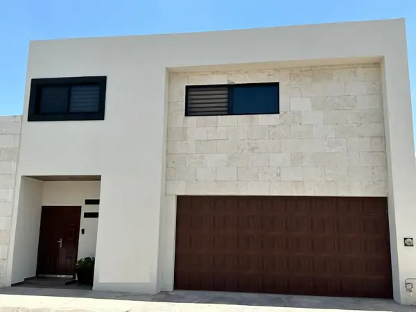Casa en Venta en Habita II, Saltillo: Espaciosa Propiedad en Comunidad Cerrada