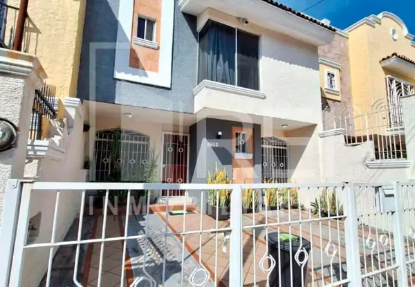 Casa en Venta en Las Alamedas, Zapopan, Jalisco: Espaciosa y Bien Ubicada
