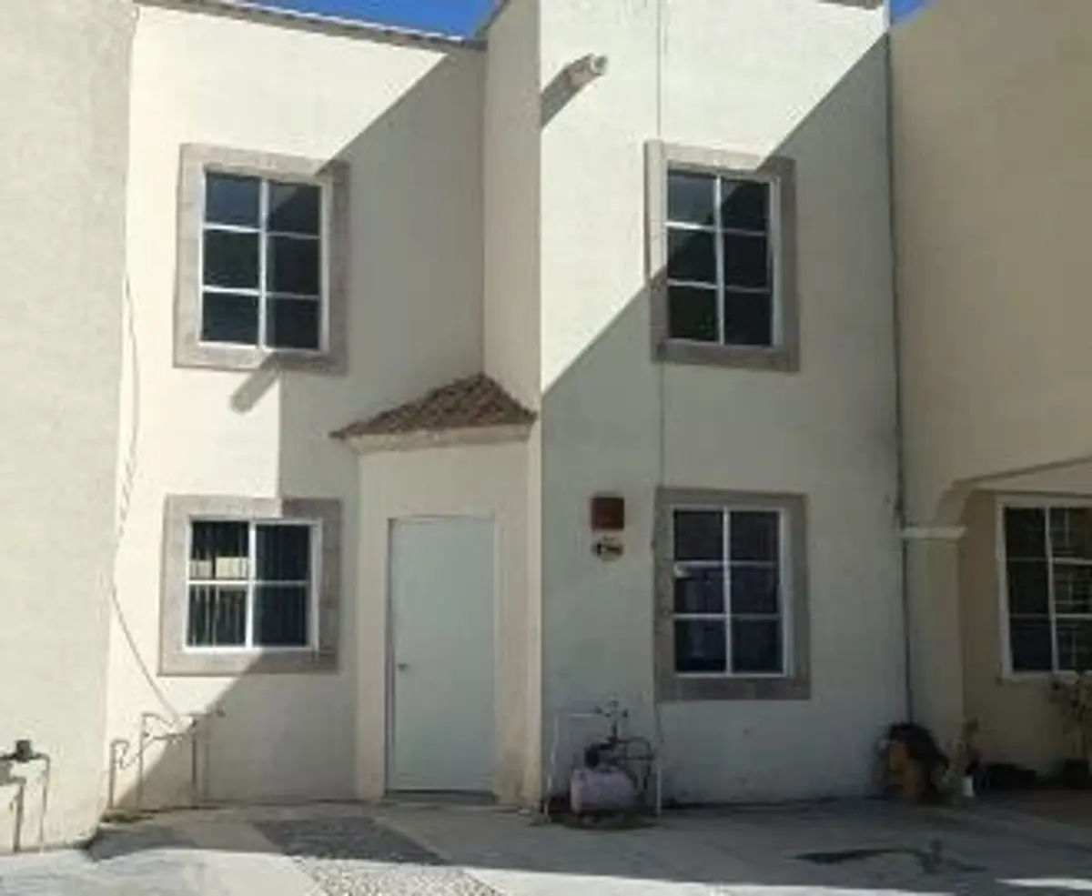 Casa en venta en Puerta Real, Torreón: Espaciosa y segura en fraccionamiento cerrado