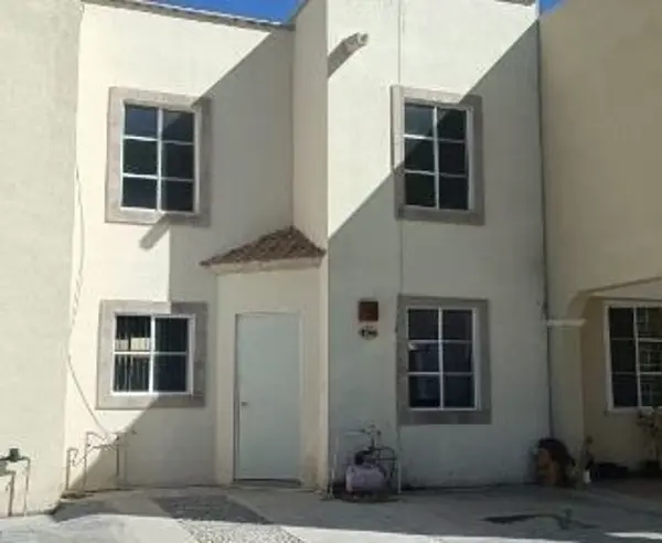 Casa en venta en Puerta Real, Torreón: Espaciosa y segura en fraccionamiento cerrado