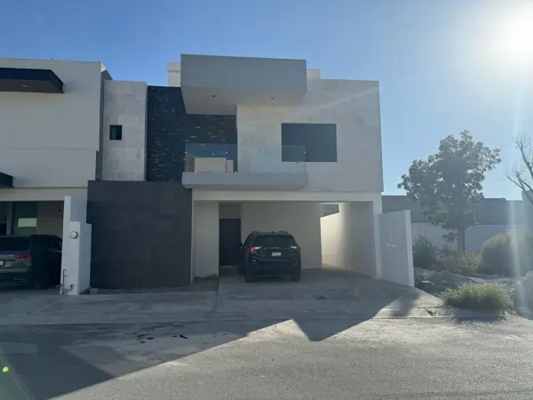 Casa Moderna en Fraccionamiento con Alberca, 3 Niveles y Roof Garden