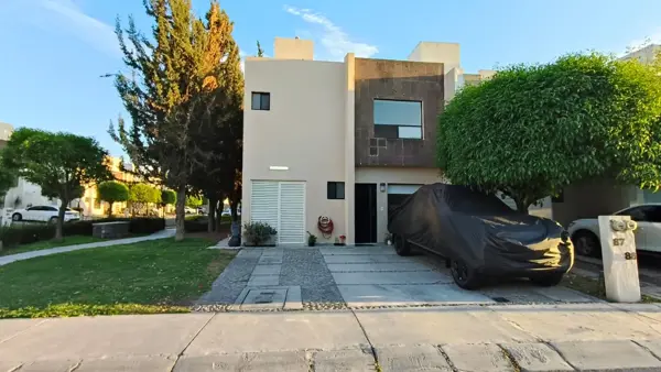 Casa en Venta Sonterra, Queretaro. En esquina, con oficina en PB Casa en Venta Sonterra, Queretaro. En esquina, con oficina en PB