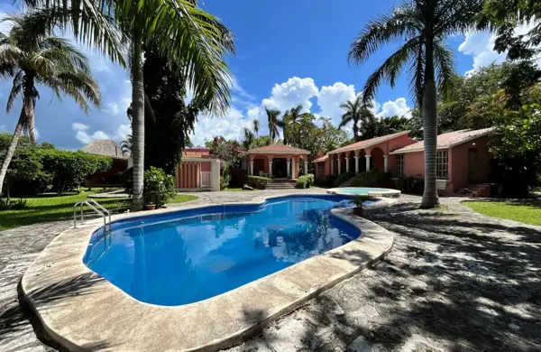 Casa con jardín amplio con alberca privada en venta, Centro, Cozumel.