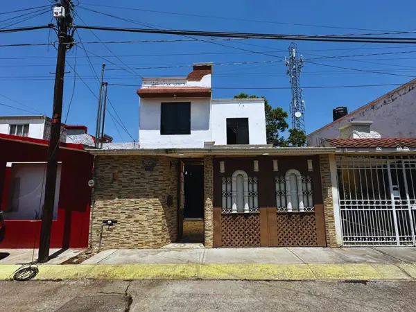 Casa en Venta en Colonia ISSSTE, Pachuca: Gated Community cerca del Hospital