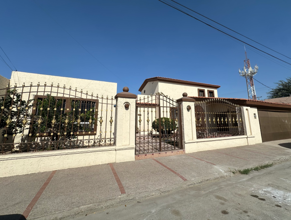 CASA EN EL CENTRO A DOS
CUADRAS DEL BOSQUE, PARA OFICINAS, NOTARÍAS, DESPACHOS, CONSULTORIOS
