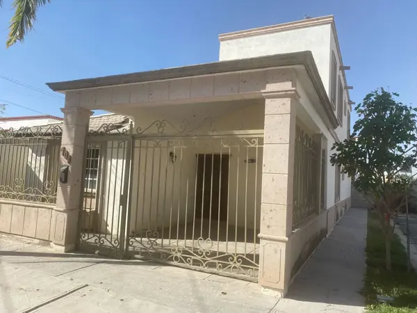 Renta Casa en Villas de la Ibero, Torreón: 4 Recámaras, 2 en planta baja Renta Casa en Villas de la Ibero, Torreón: 4 Recámaras, 2 en planta baja