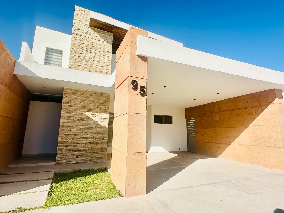 Casa en Venta en Los Viñedos, Torreón: Espaciosa y Moderna