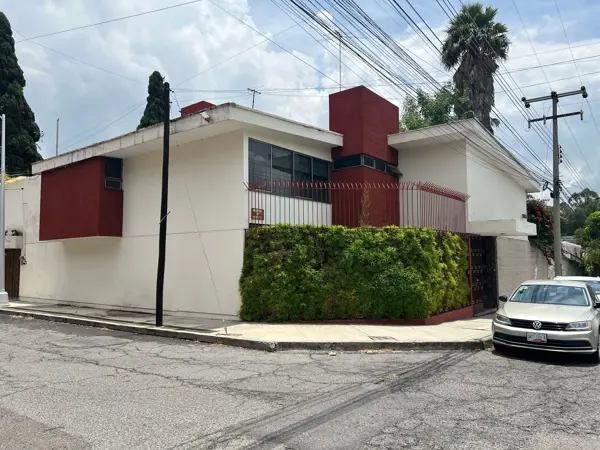 Casa en Venta en El Carmen, Puebla: Espaciosa Residencia con Jardín y Estacionamiento