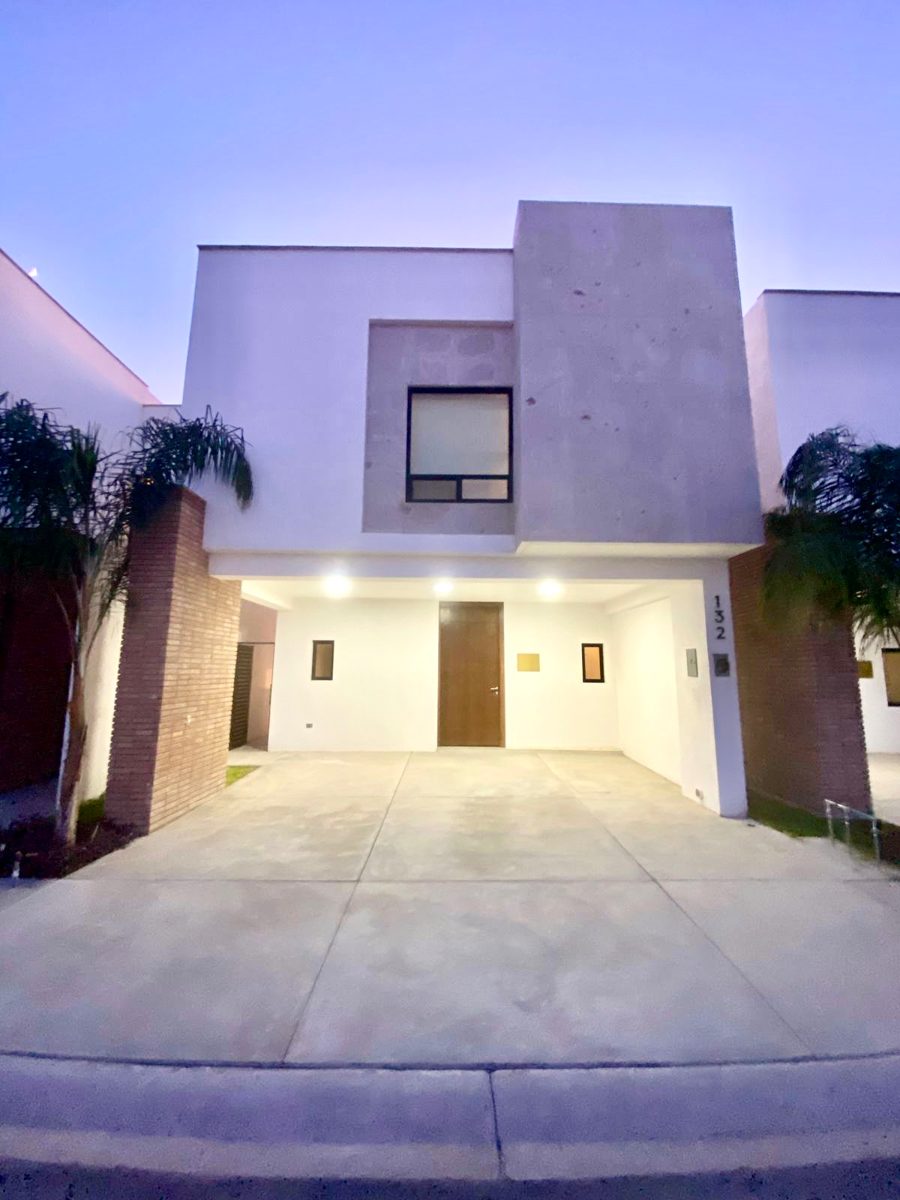 Casa en Venta en Ampliación Senderos, Torreón con Seguridad y Amenidades