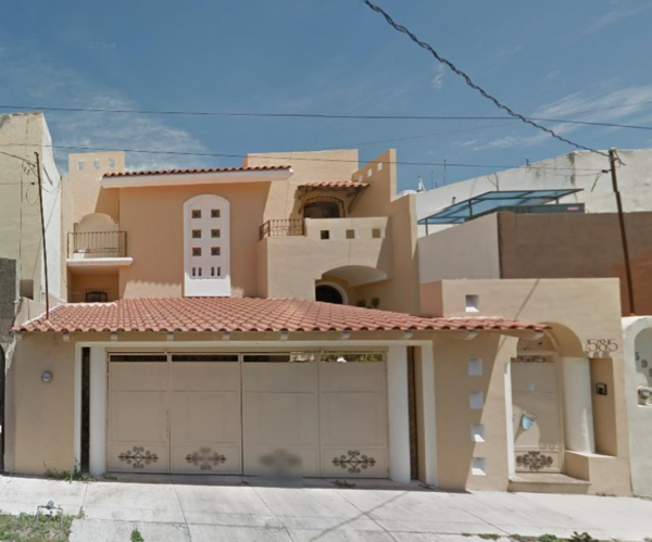 HERMOSA CASA DE 3 NIVELES CON GRAN UBICACIÓN