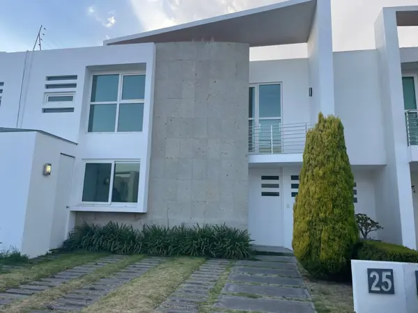 Casa en renta en Residencial Bosques de Ciruelos, Metepec, México