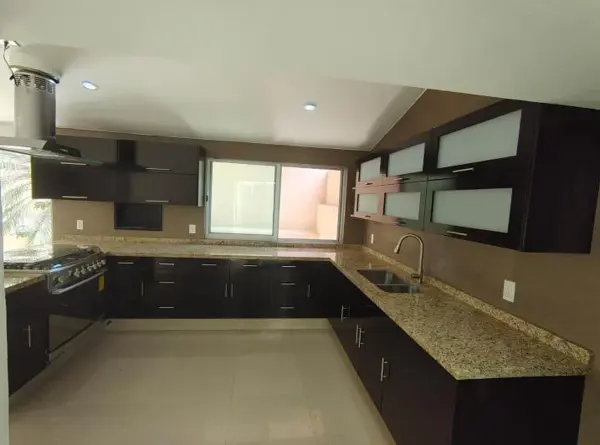 Moderna Casa con vigilancia a minutos de galerías Cuernavaca y Averanda