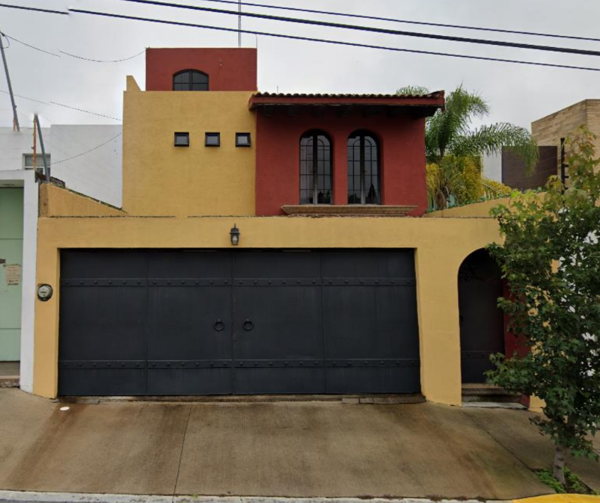 PRECIOSA CASA A SOLO UNAS CALLES DE LA UVAQ, Y DEL INSTITUTO VALLADOLID