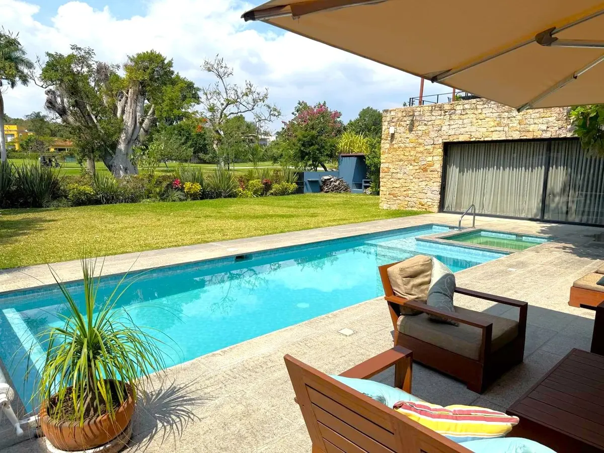 Casa en venta en Club de golf Tabachines, Cuernavaca — foto 1 de 34