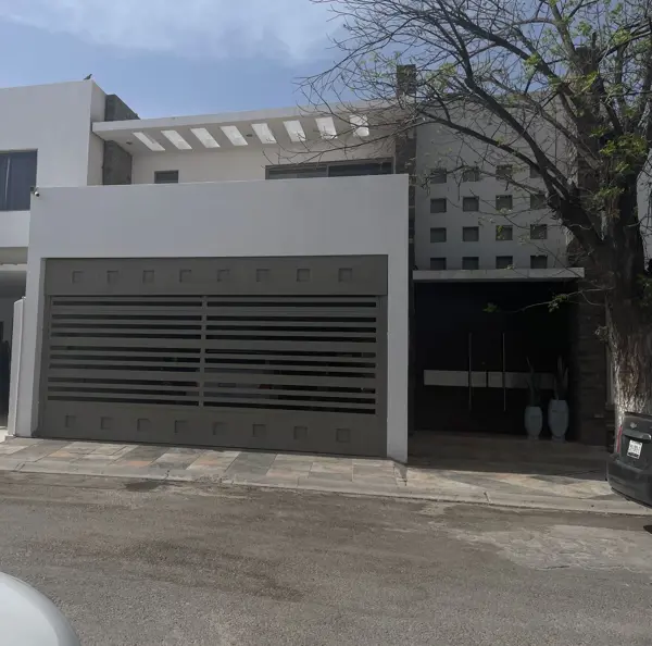 Venta de Casa con departamento en Real del Nogalar
