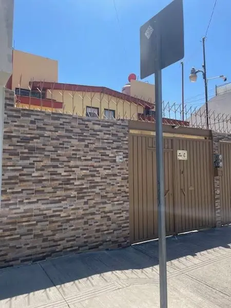 Hermosa Casa muy adaptable a diferentes necesidades, cómodos espacios y finos acabados.