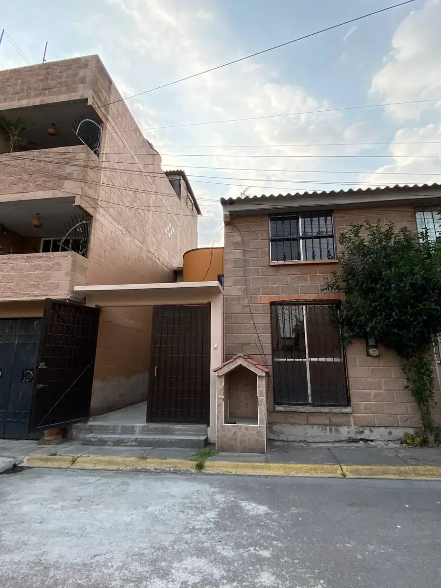 Casa en venta en Hacienda las Palmas I y II, Ixtapaluca — foto 1 de 40
