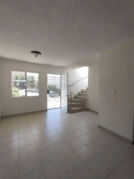 VENTA DE CASA EN SANTA FE TIJUANA, LA ESCONDIDA, sobre calle principal lista para habitarse 3 Rec