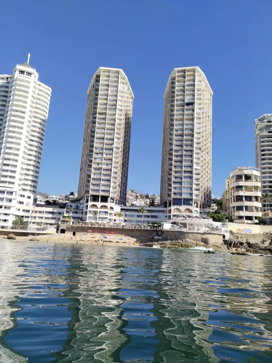 Edificio en venta en Club Deportivo, Acapulco de Juárez — foto 1 de 11
