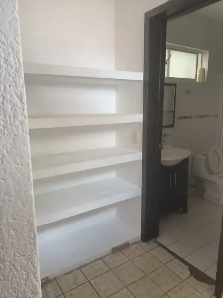 se renta departamento con excelente ubicacion.
