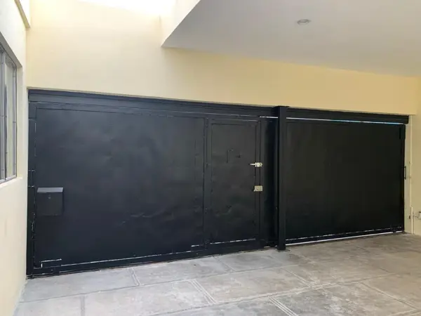 VENTA DE CASA TOTALMENTE REMODELADA. 45m2 de jardín trasero ,3 Recamaras. sala TV, Chimenea