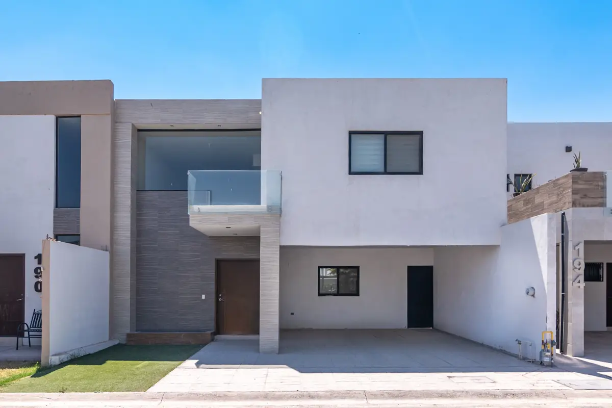 Renta de Casa en Fraccionamiento Lomas, Torreón, con Recámara en Planta Baja