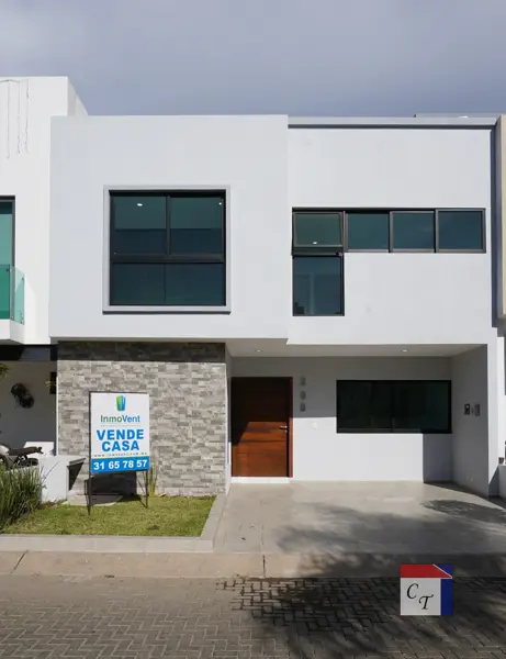 Casa en Venta en Los Almendros, Zapopan: Moderna Propiedad en Fraccionamiento Cerrado