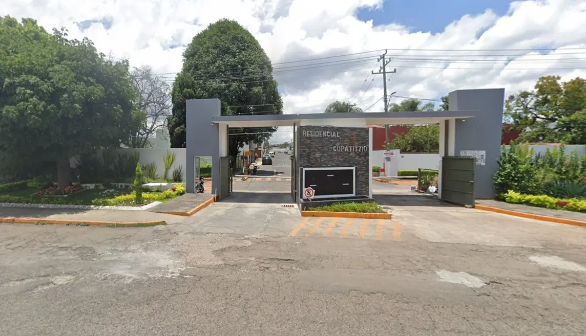 Casa en venta en Residencial Cupatitzio, Uruapan — foto 1 de 16